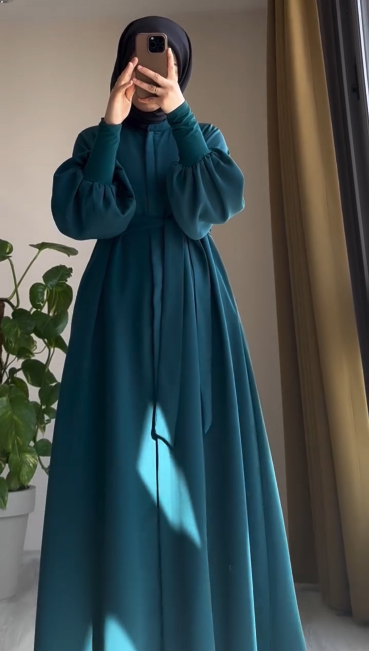 Sandy'nin petrol rengi yaz elbisesi