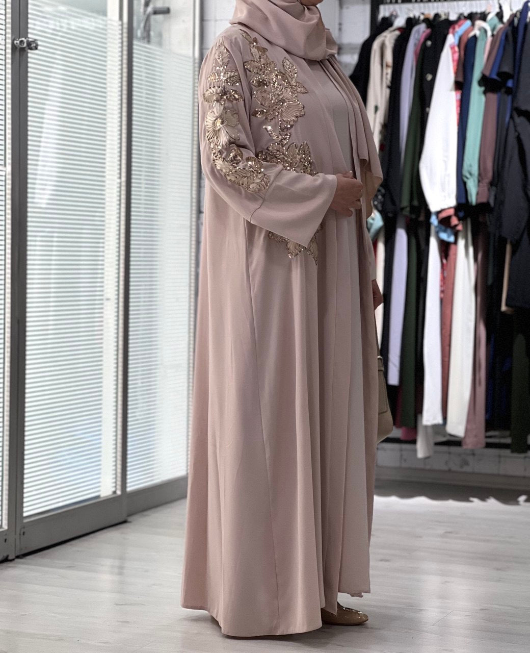 Serene Resmi İşlemeli 3 Parçalı Abaya Takımı (Bej)