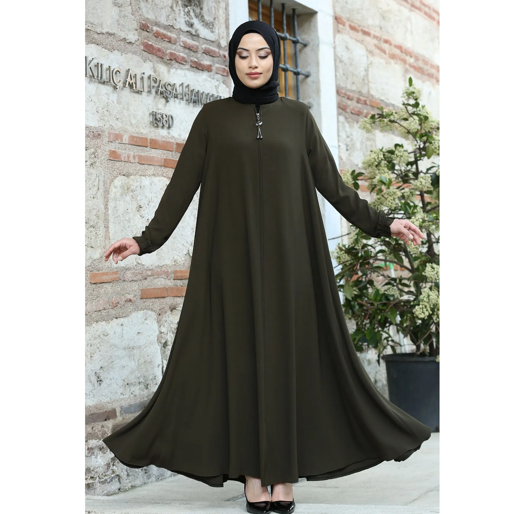 Pratik tasarımlı, kolları fırfırlı tesettür ferace (zeytin rengi) 1327