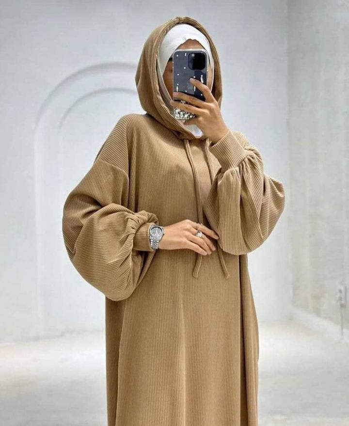 Ribbed dress with hood and gathered sleeves (honey) 104