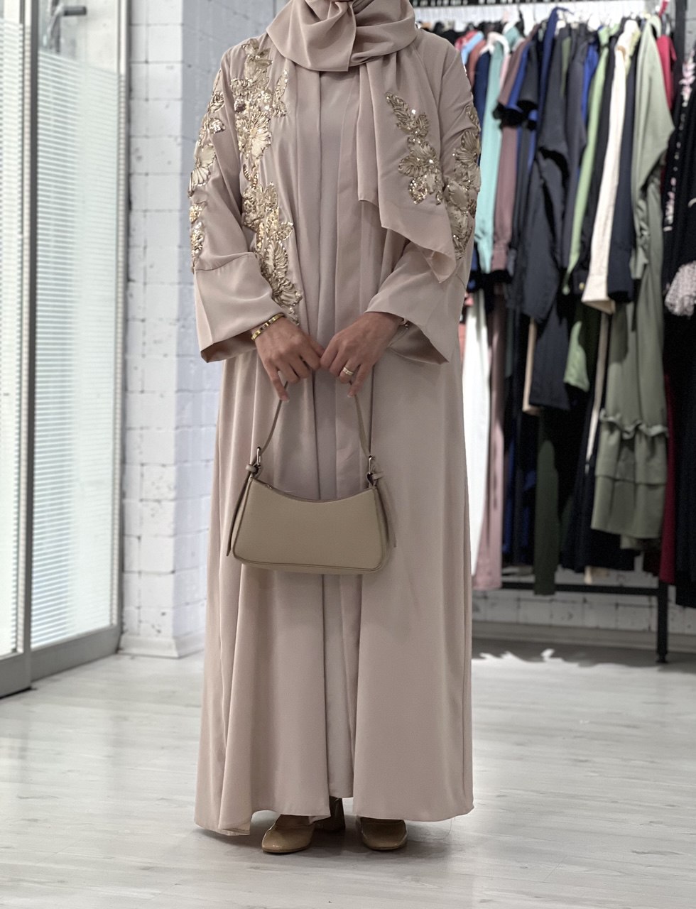 Serene Resmi İşlemeli 3 Parçalı Abaya Takımı (Bej)