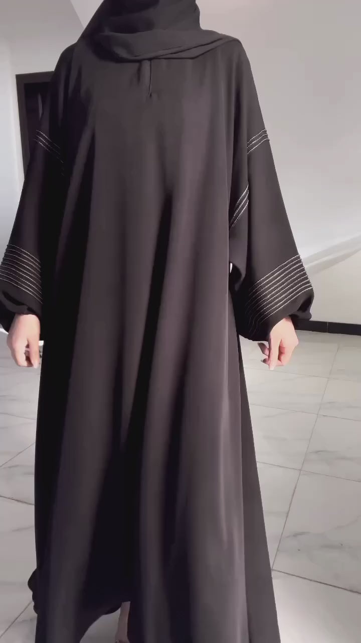 Kolları güzel çizgilerle işlenmiş Buthaina Abaya (siyah) 4068