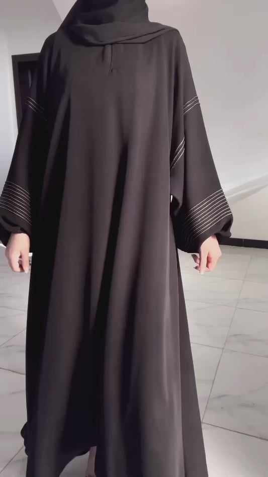 Kolları güzel çizgilerle işlenmiş Buthaina Abaya (siyah) 4068
