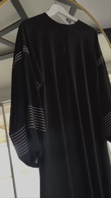 Kolları güzel çizgilerle işlenmiş Buthaina Abaya (siyah) 4068